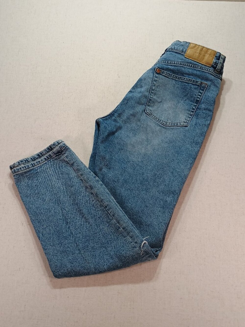 H&M Ultra High Waist Mom Jeans Distressed Light Wash Denim Size 6 Casual Classic